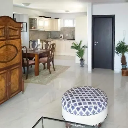 Modern In With Shared Pool Appartement Makarska