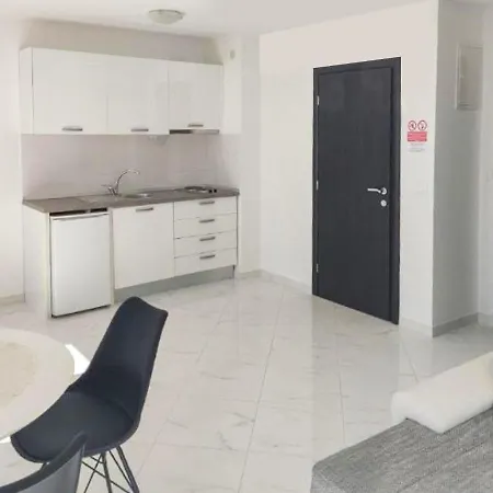 Modern In With Shared Pool * Makarska