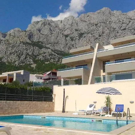 Modern In With Shared Pool *