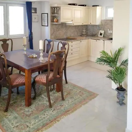 Modern In With Shared Pool *