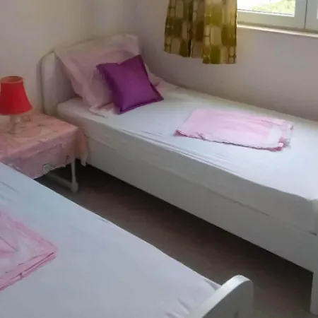 Appartement Modern In With Shared Pool Makarska