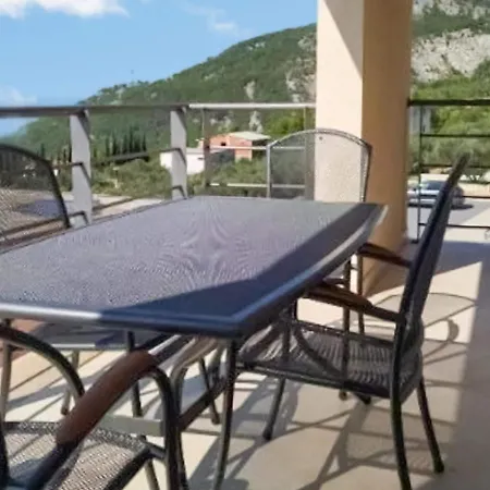 Appartement Modern In With Shared Pool Makarska