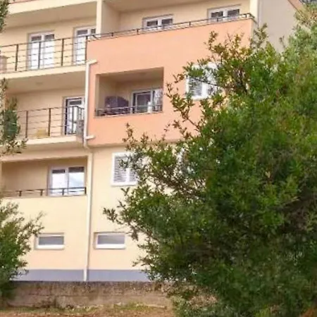Modern In With Shared Pool Appartement Makarska