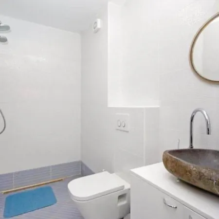 Modern In With Shared Pool *